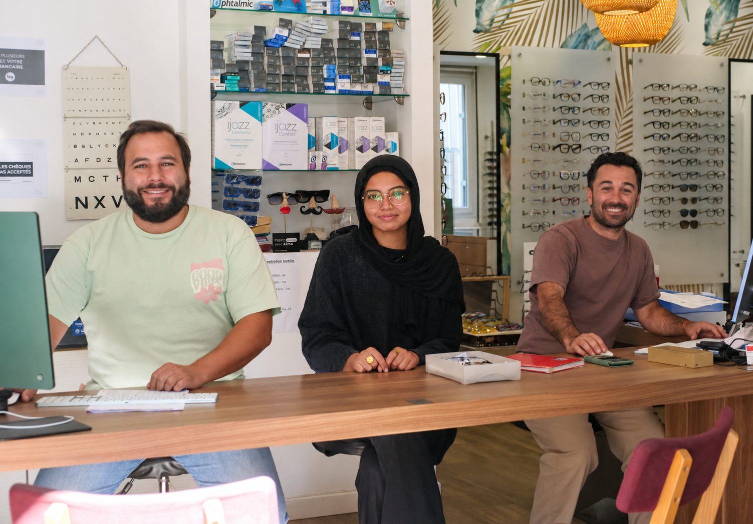 Jean-Philippe, Rania et Lucas au comptoir de Massilia Optic