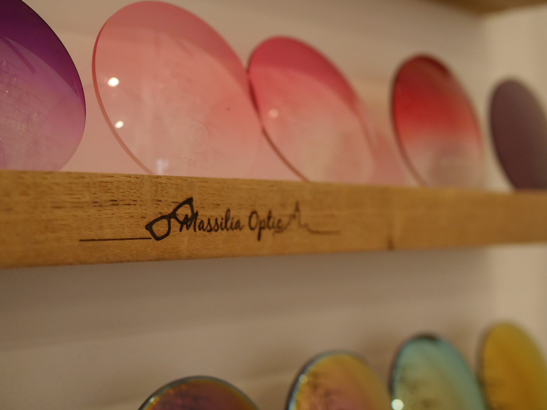 Les teintes de verres disponibles à l'atelier, sous le logo gravé Massilia Optic
