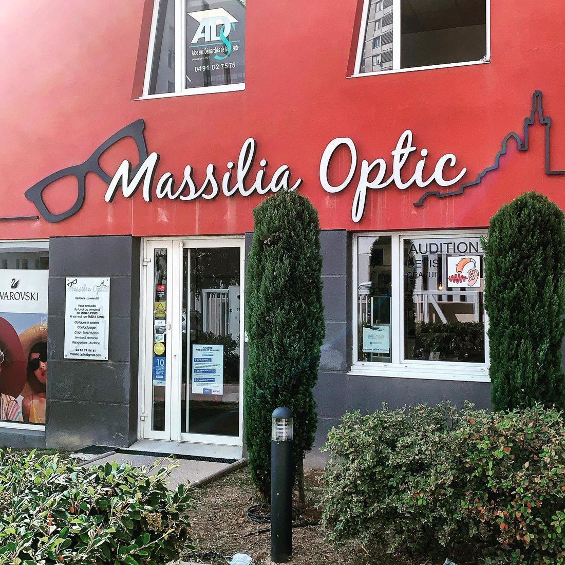 La façade rouge de Massilia Optic, 19 rue Raymonde Martin
